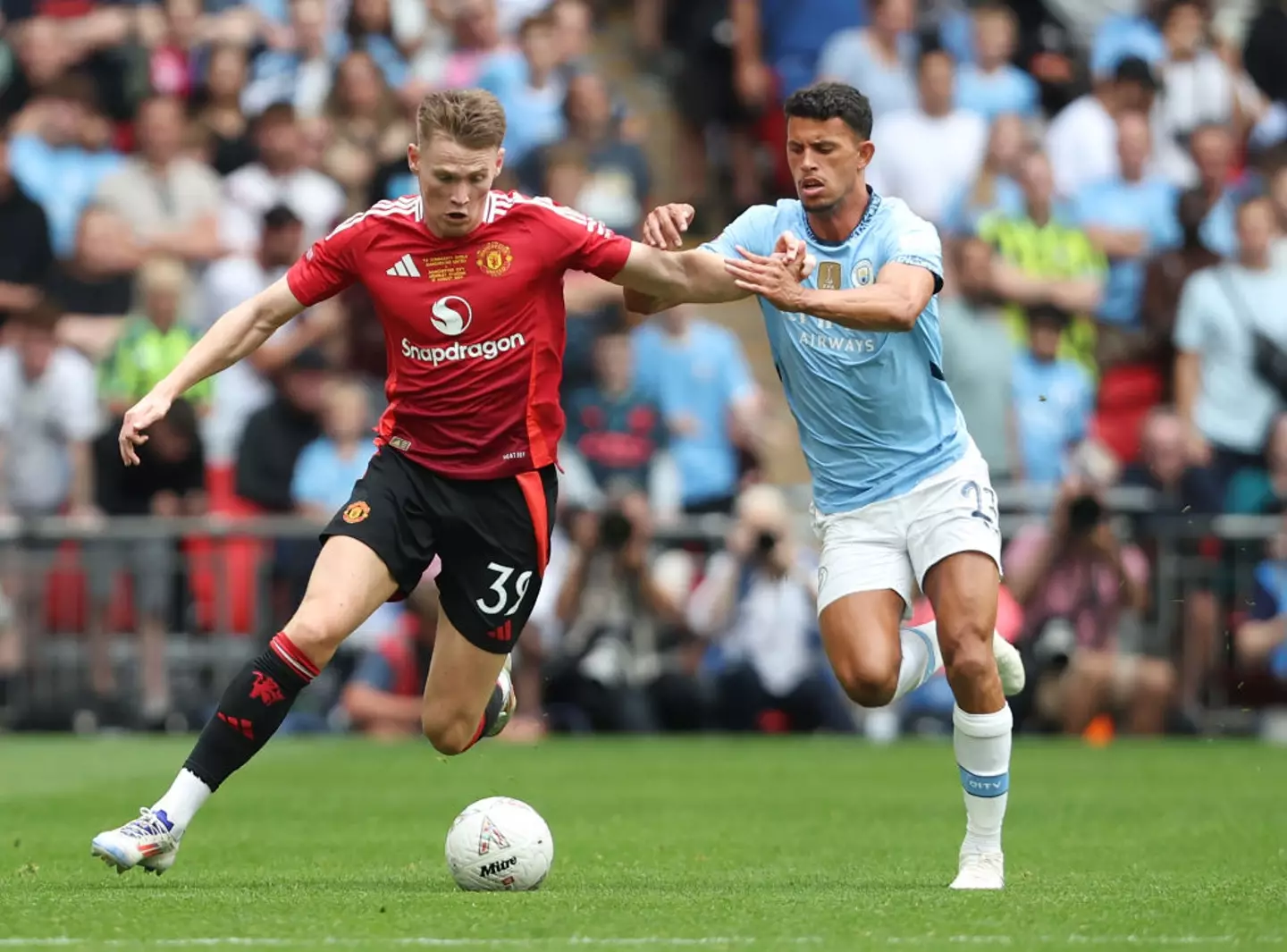Sir Jim Ratcliffe xác nhận thanh lý McTominay, Manuel Ugarte trên đường đến Man Utd với giá khó tin