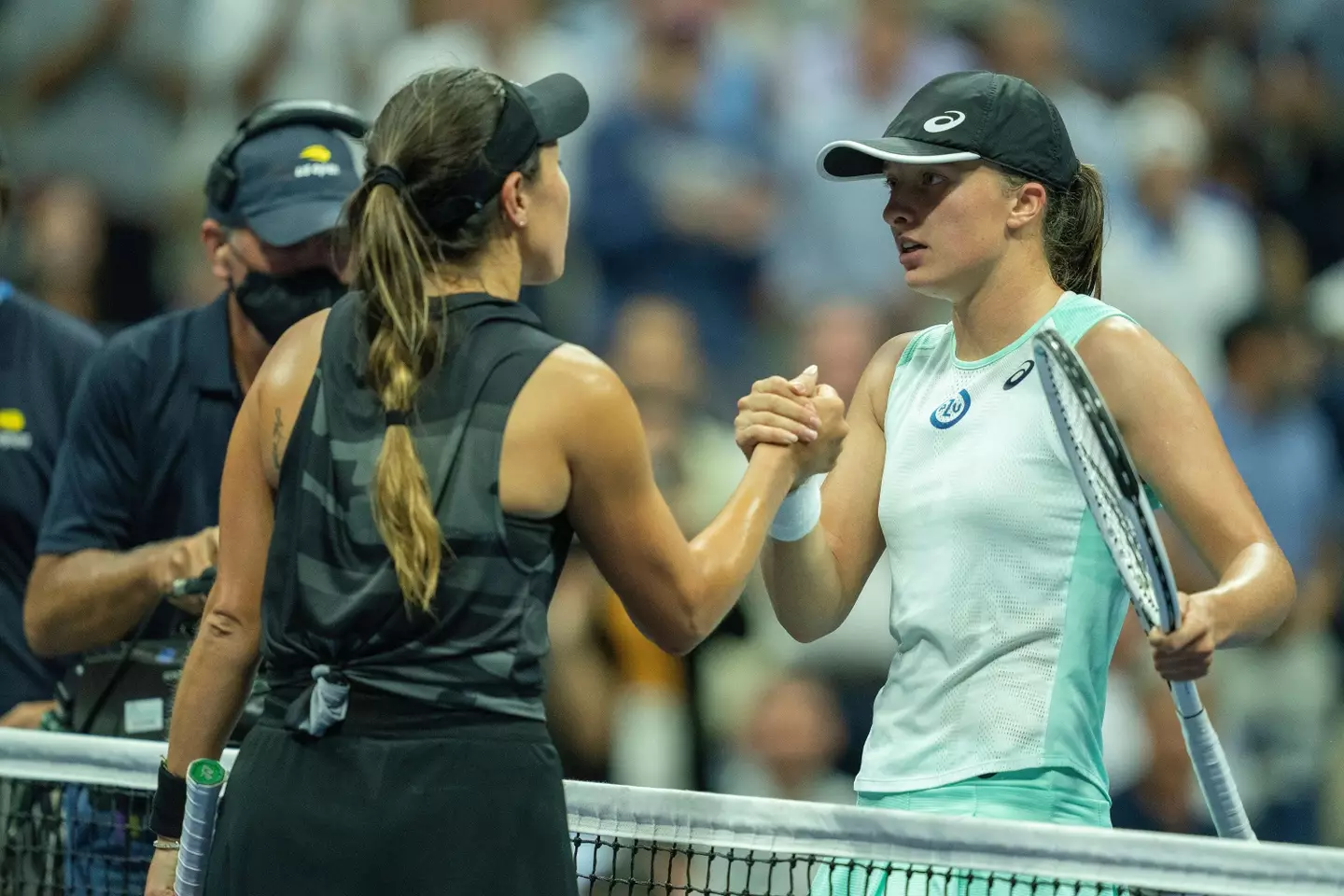 Pegula and Swiatek shake hands after the match. Image: Alamy