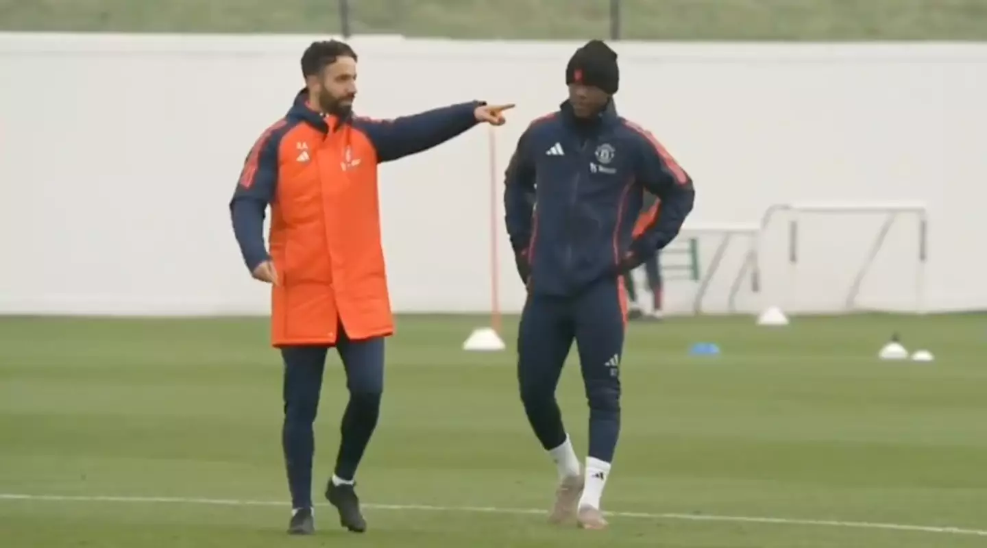 Ruben Amorim had several one on one conversations with Kobbie Mainoo during his first training session with United. (Image: Manchester United)