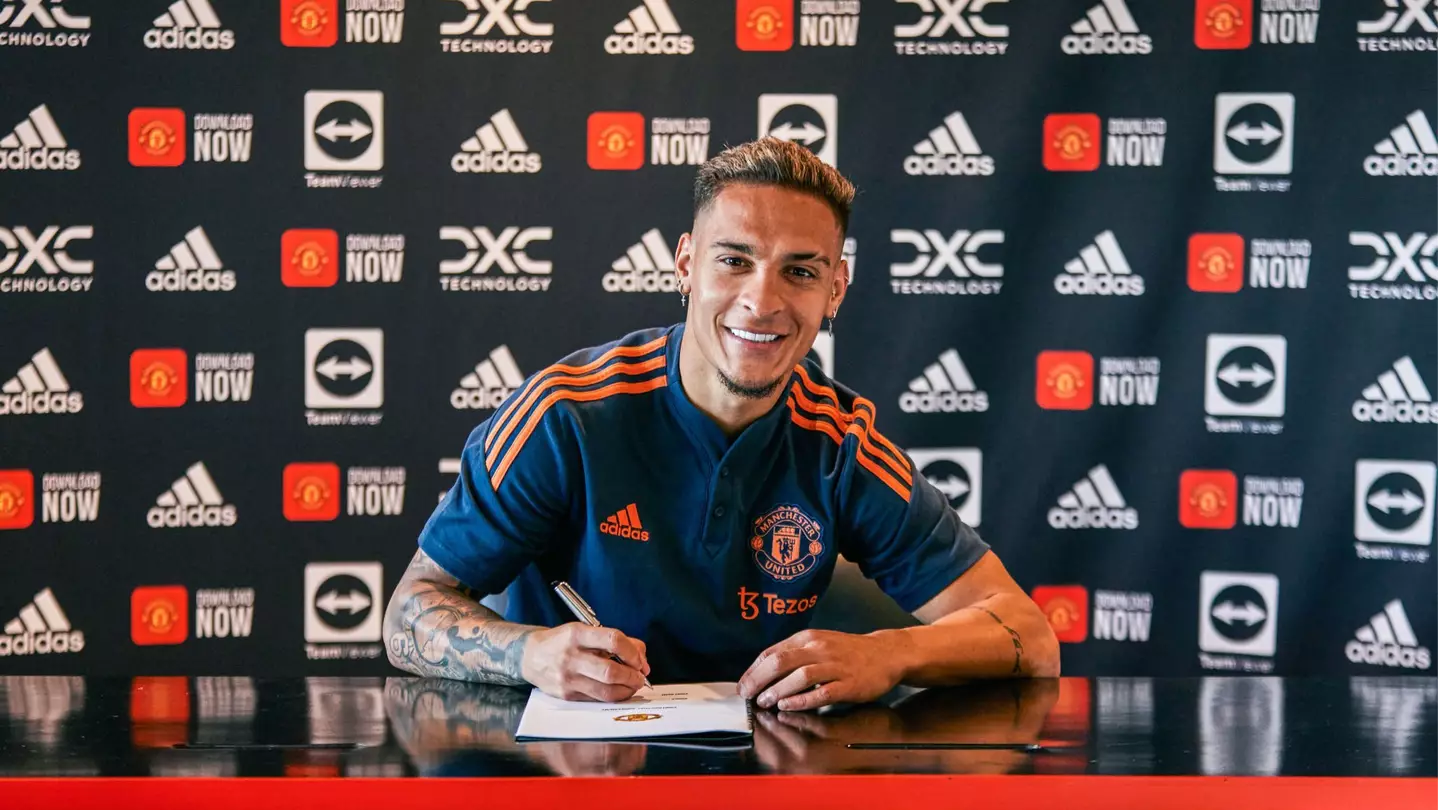 Antony signing his Manchester United contract. (Man Utd)
