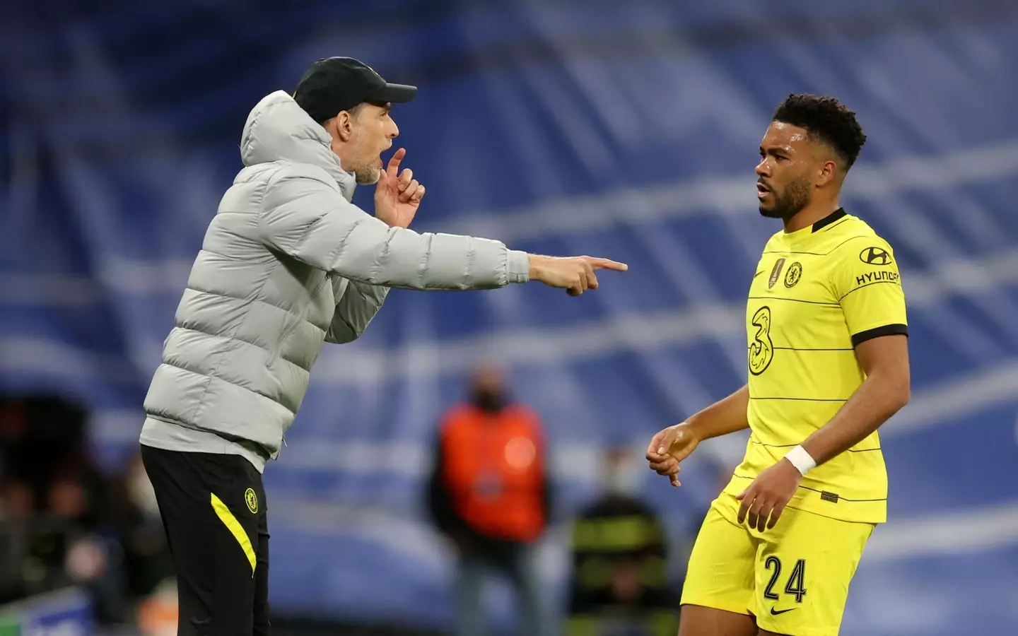 Chelsea manager Thomas Tuchel speaks to Reece James. (Alamy)