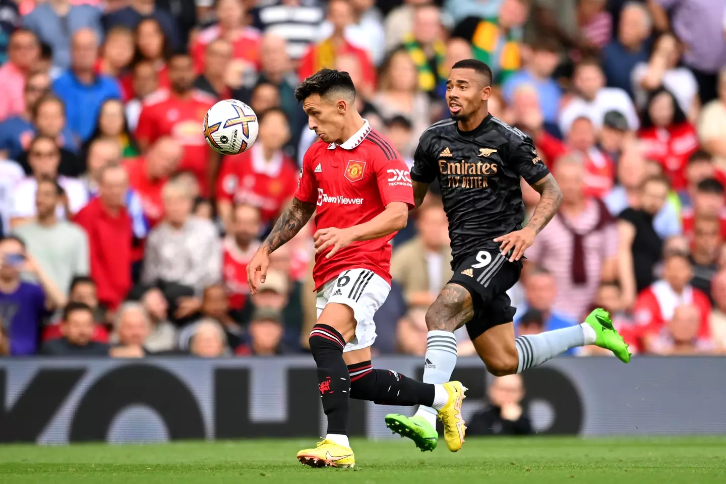 Lisandro Martinez against Gabriel Jesus. (Man Utd)