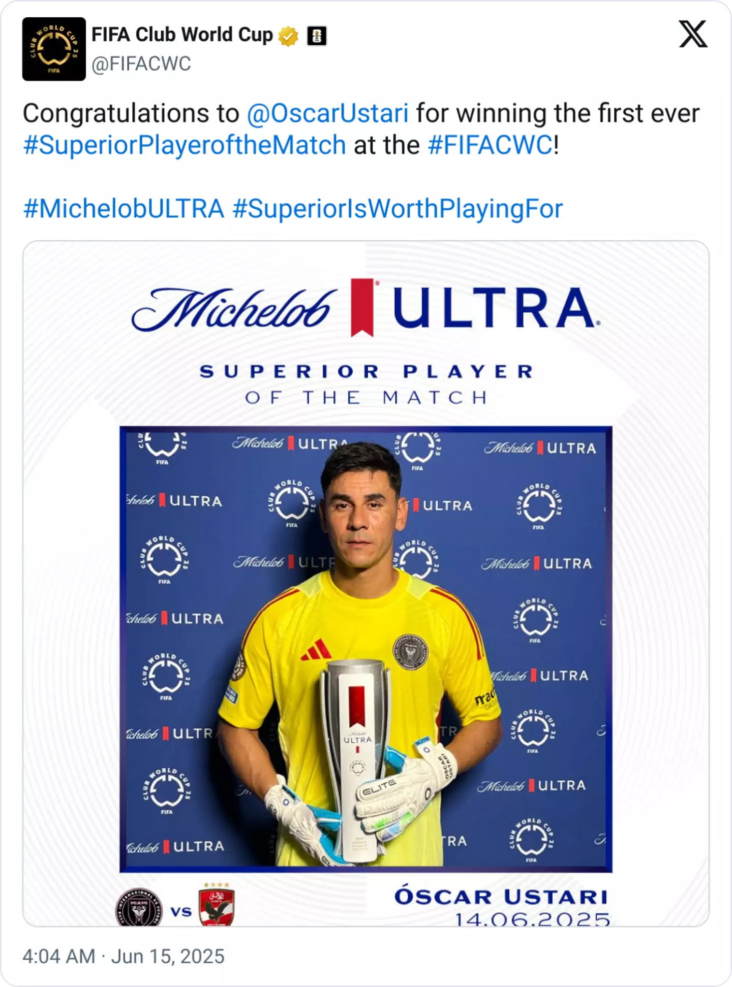 Oscar Ustari with the award (