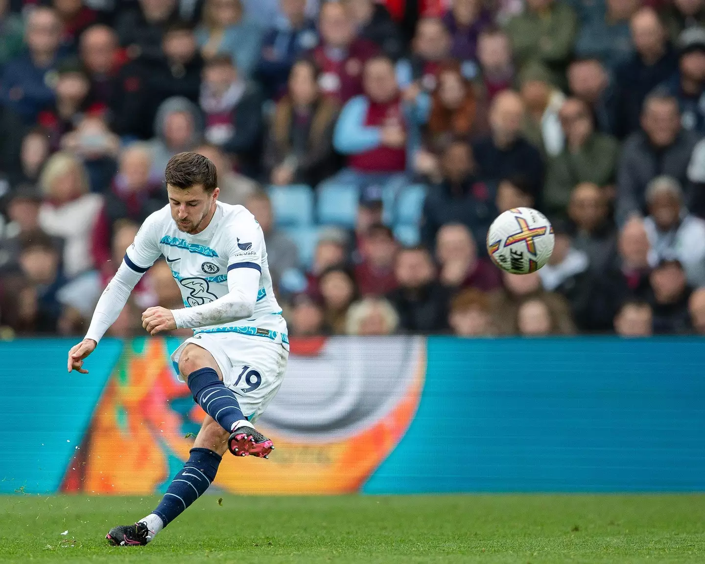 Mason Mount scoring a free-kick against Aston Villa in the Premier League for Chelsea. (Alamy)