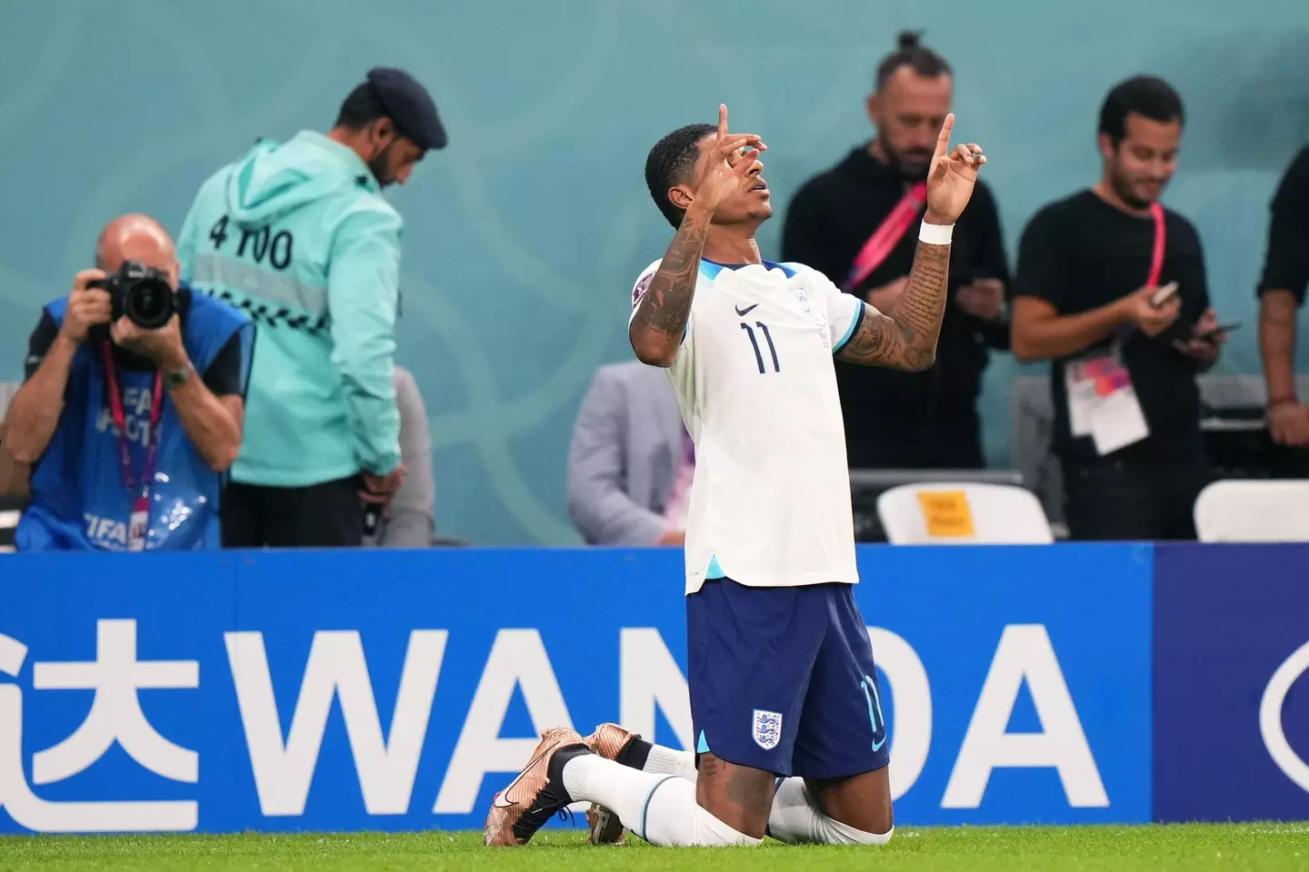 Rashford dedicates his goal. Image: Alamy