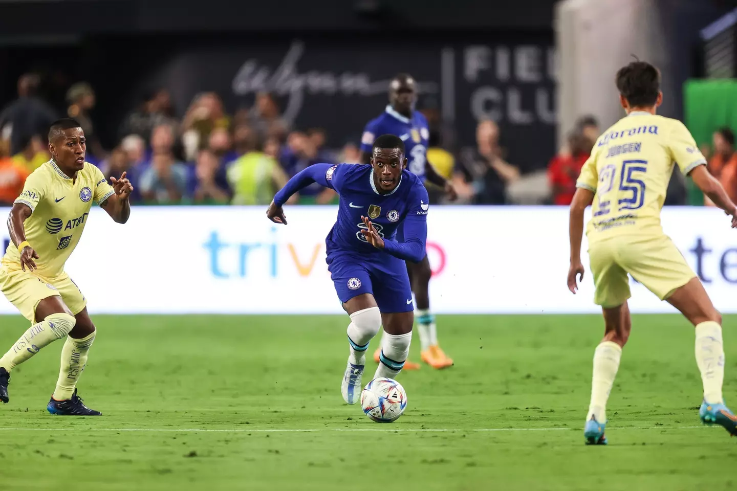 Callum Hudson-Odoi dribbles between two defenders during the FC Clash of Nations 2022 match featuring Chelsea FC vs Club America. (Alamy)