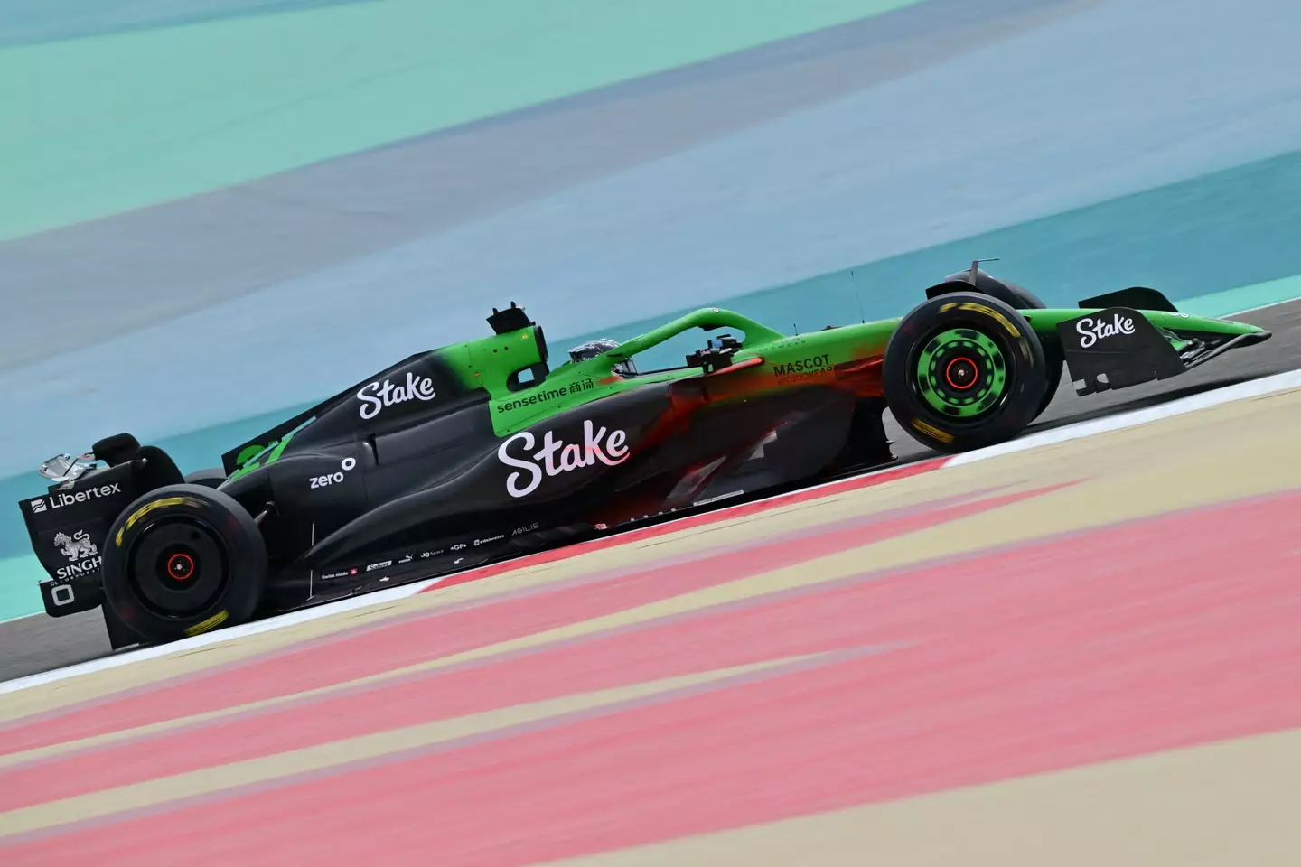 Kick Sauber F1 car seen with red flow-vis in Bahrain testing session. Image: Getty