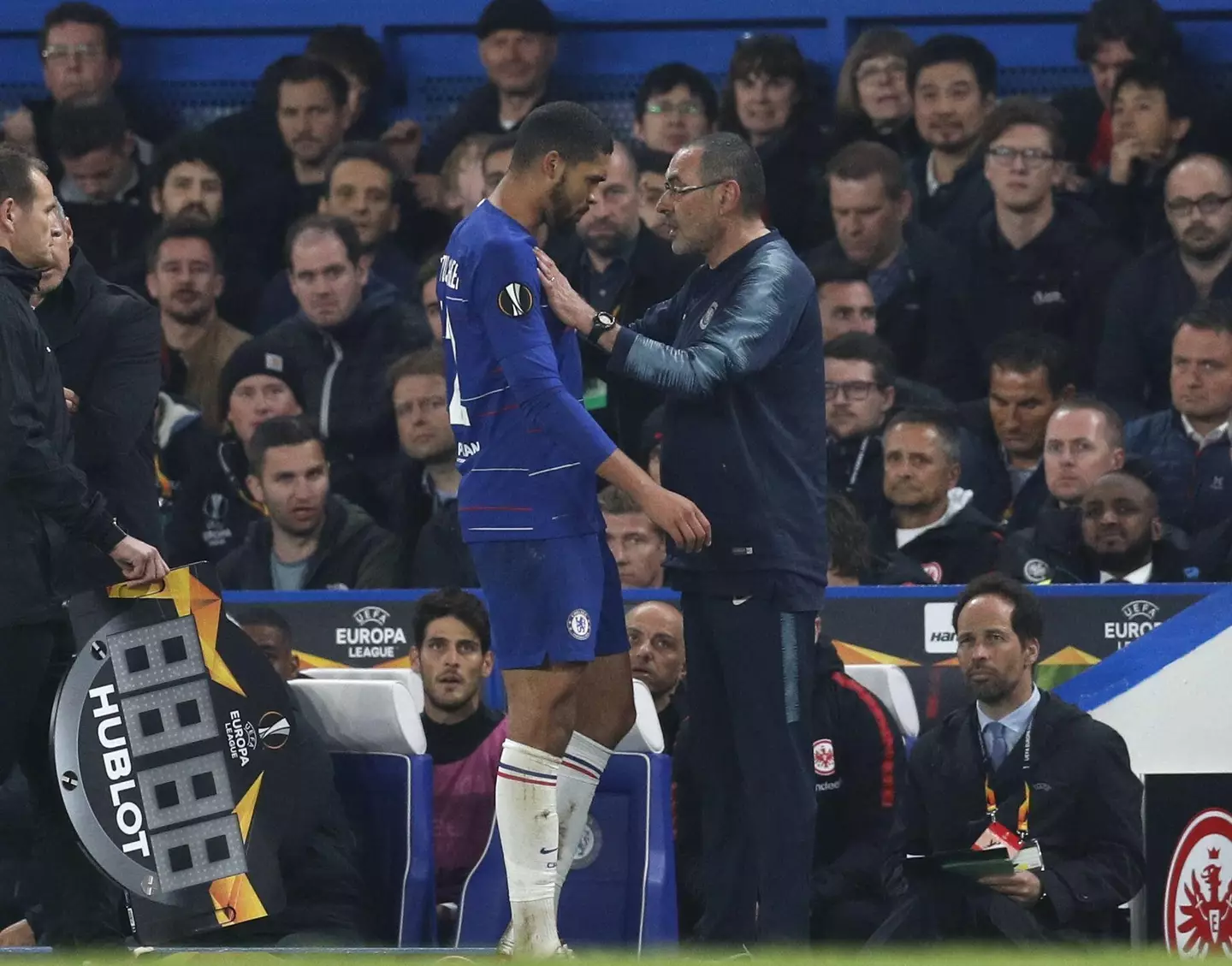 Maurizio Sarri manager of Chelsea consoles Ruben Loftus Cheek of Chelsea as he substitutes him. (Alamy)