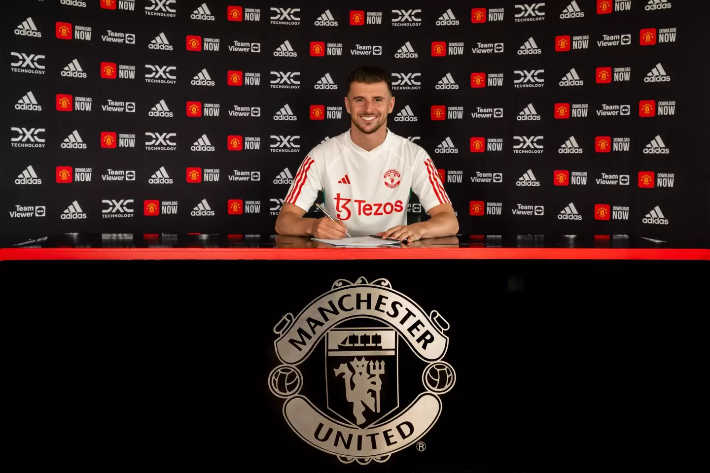 Mason Mount signs his Manchester United contract. Image: Getty