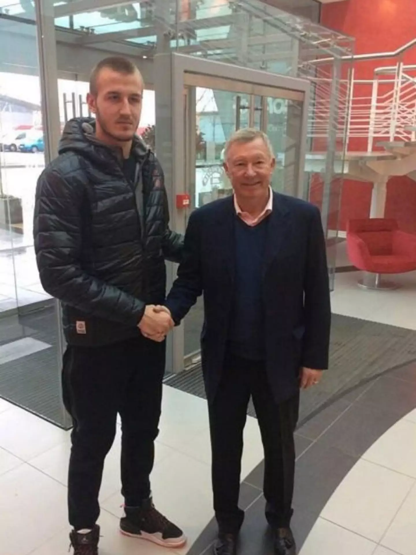 Vanja Milinkovic-Savic pictured with Sir Alex Ferguson during his time at Manchester United. Image: X/utdreport