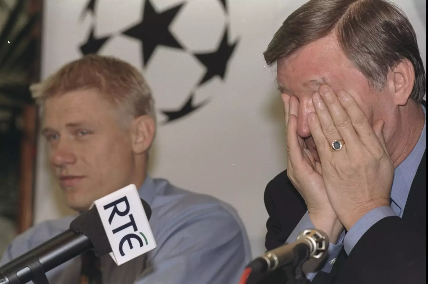 Peter Schmeichel and Sir Alex Ferguson during a Manchester United press conference. Image: Getty