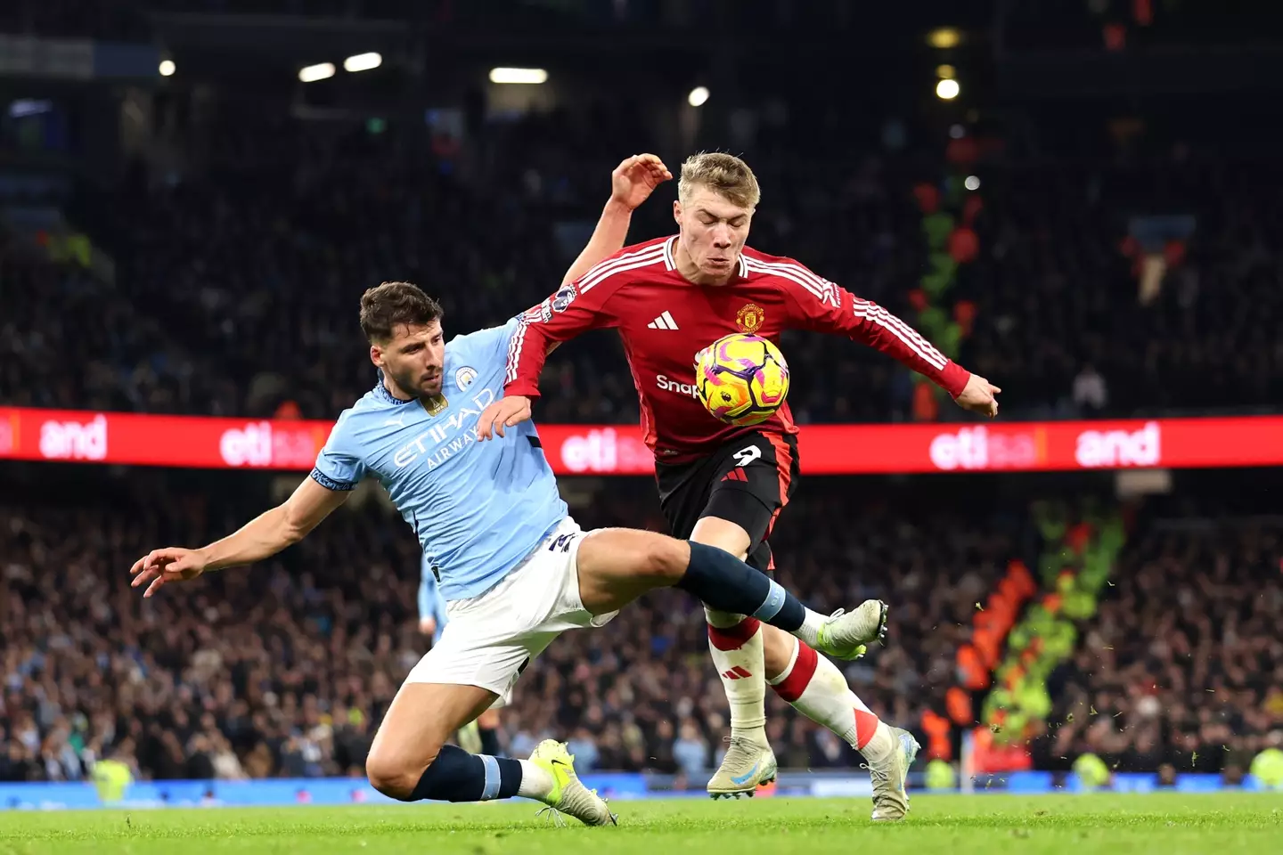Anthony Taylor waved away Ruben Dias' challenge on Rasmus Hojlund. Image: Getty