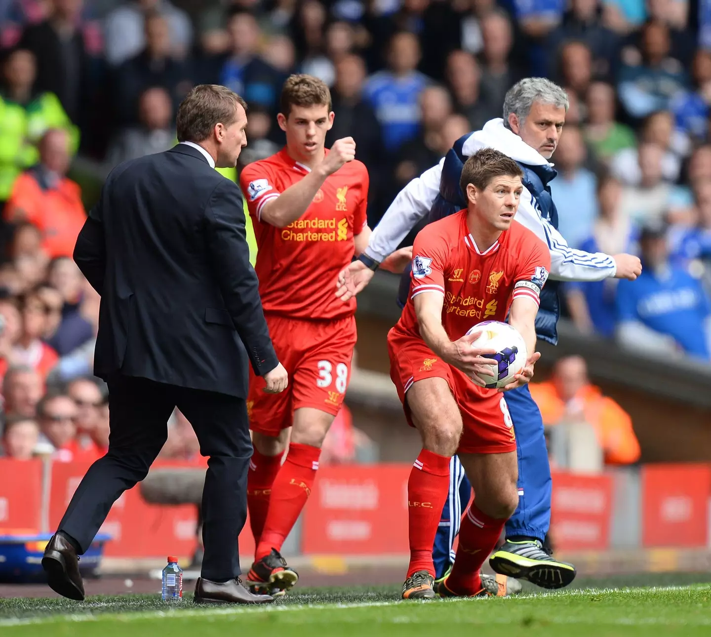 Mourinho was in full sh*thouse mode in one of the Premier League's most iconic matches. Image: Alamy