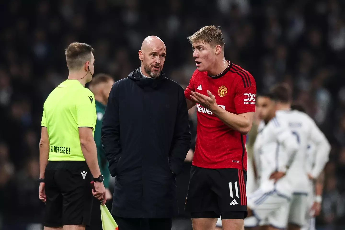 Ten Hag in conversation with Rasmus Hojlund. (Image