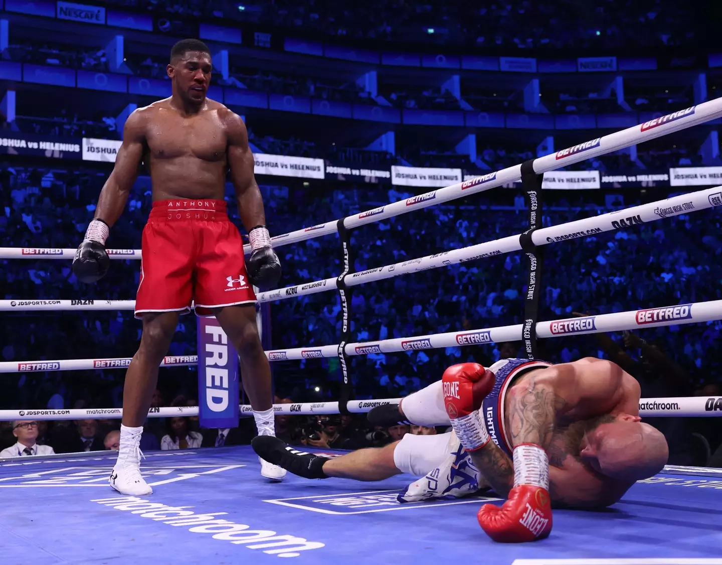 Anthony Joshua knocks out Robert Helenius. Image: Getty 