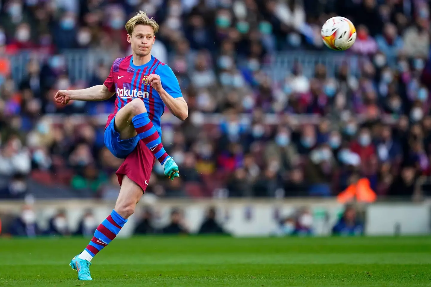 Barcelona's Frenkie de Jong faces off against Atletico Madeid. (Alamy)