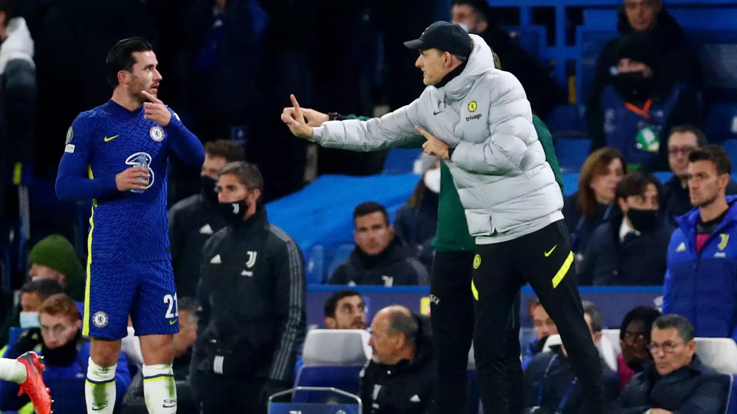 Chelsea manager Thomas Tuchel talks to Ben Chilwell. (Alamy)