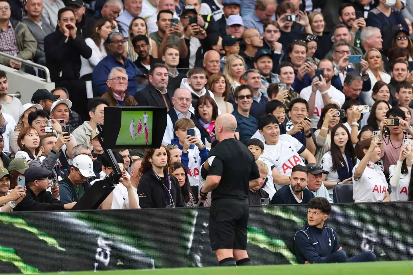 Match referee Simon Hooper checks the VAR monitor during Tottenham vs Liverpool. Image: Getty