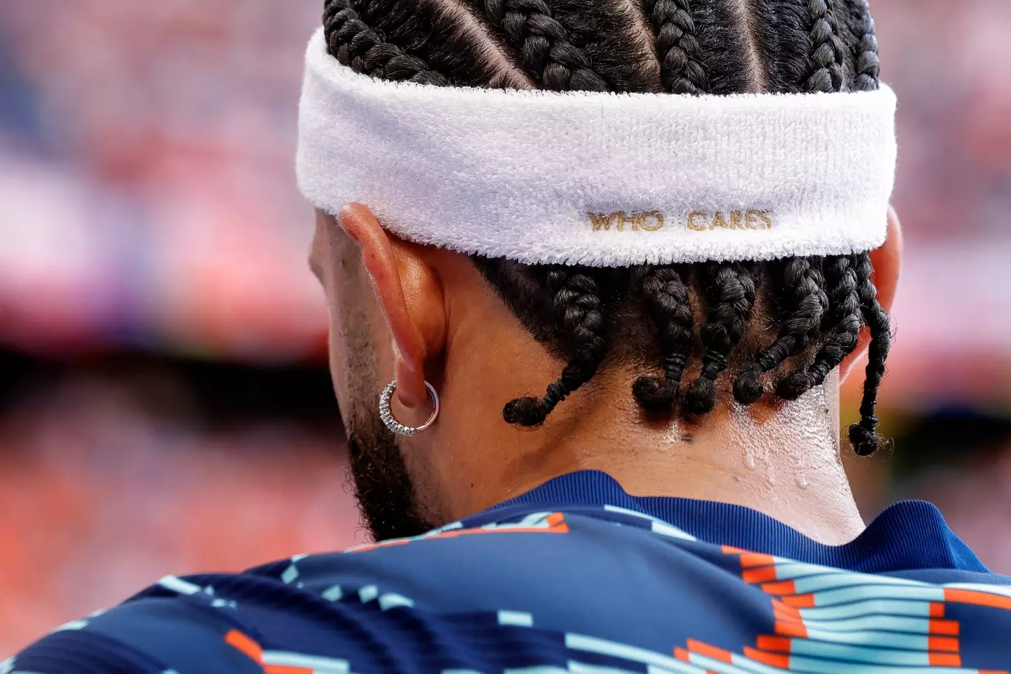 Memphis Depay has 'who cares' written on his custom headband. Image: Getty