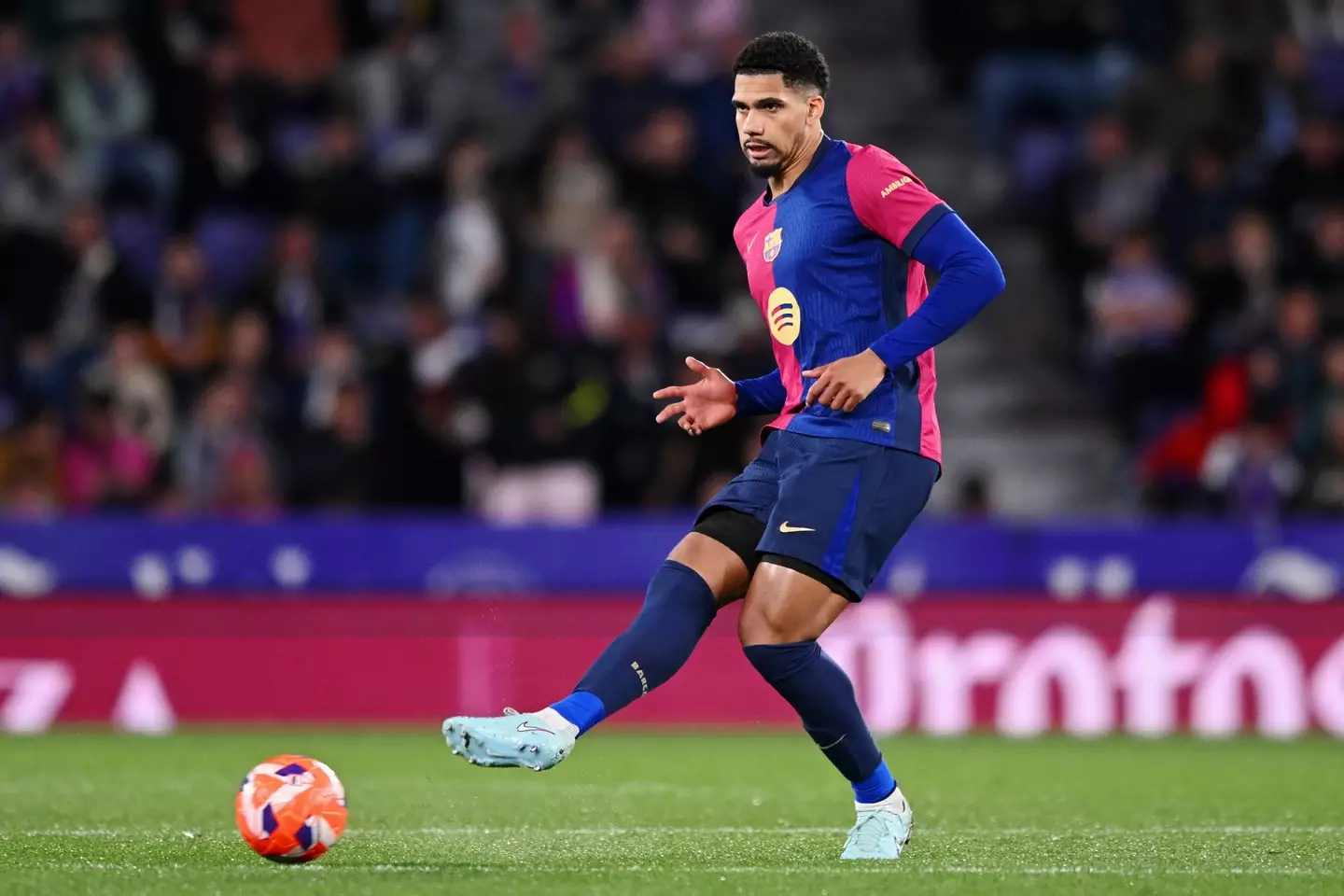 Ronald Araujo in action for Barcelona. Image: Getty