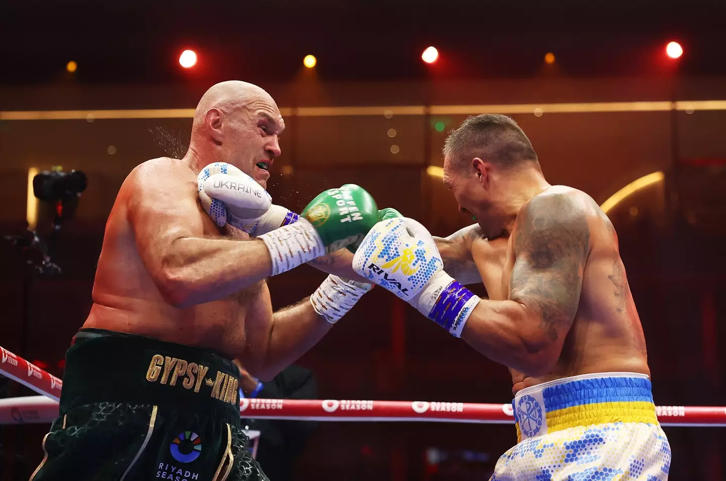 Tyson Fury and Oleksandr Usyk during their undisputed clash. Image: Getty