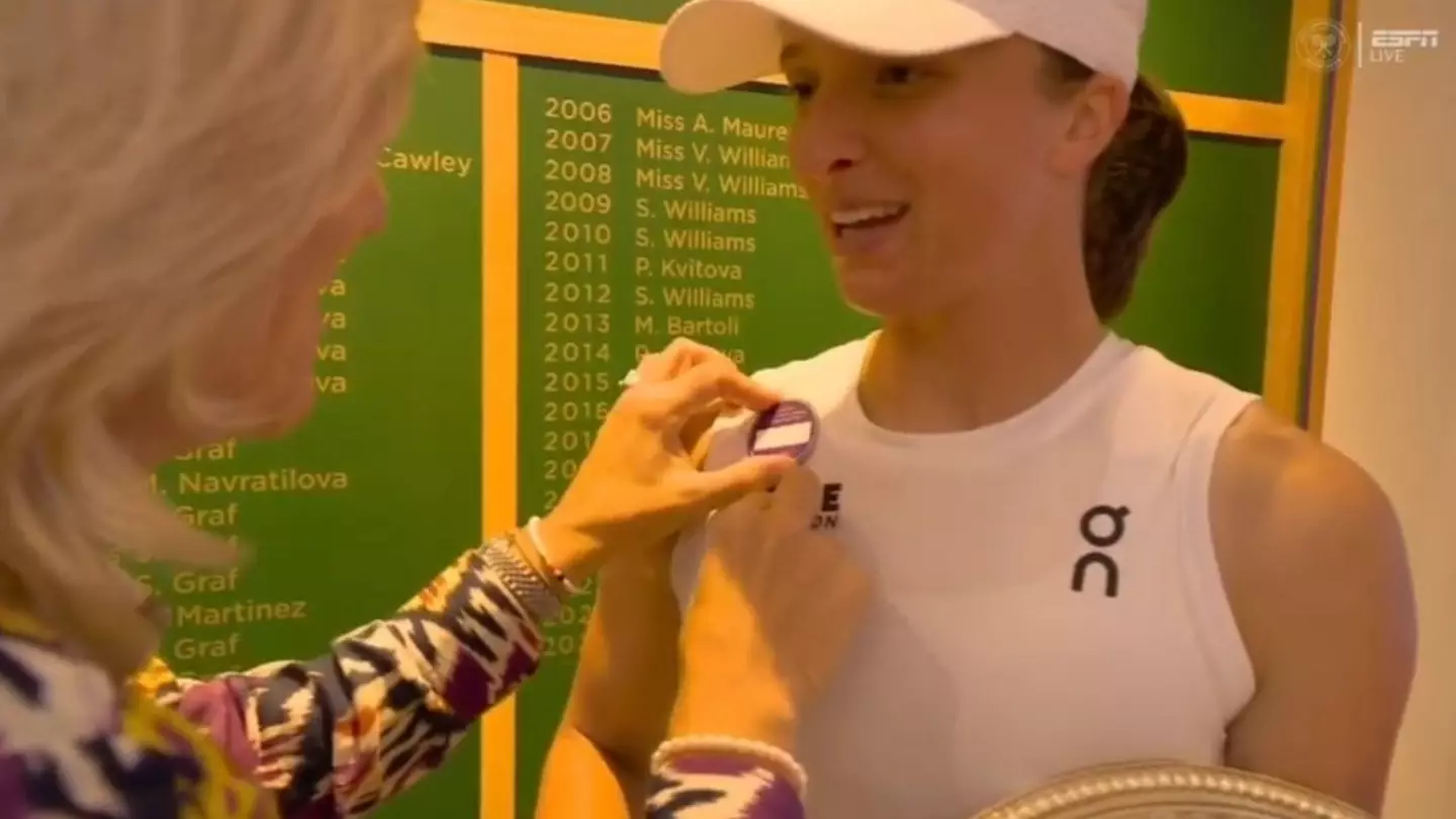 Iga Swiatek handed exclusive prize after first whitewash Wimbledon final win in 114 years against Amanda Anisimova