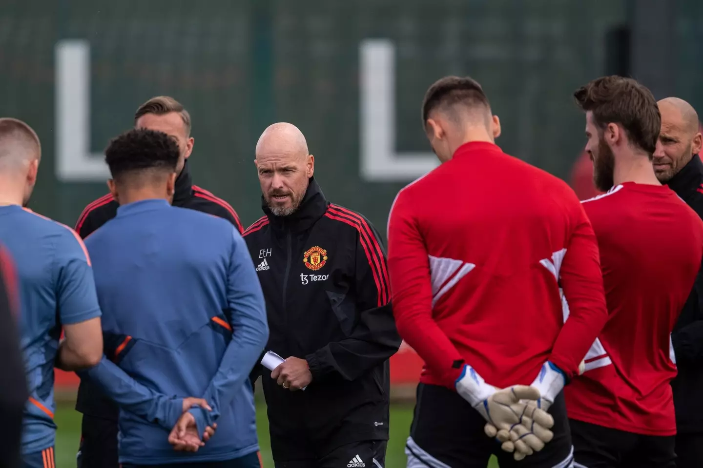 Erik ten Hag addressing the players during training. (Man Utd)