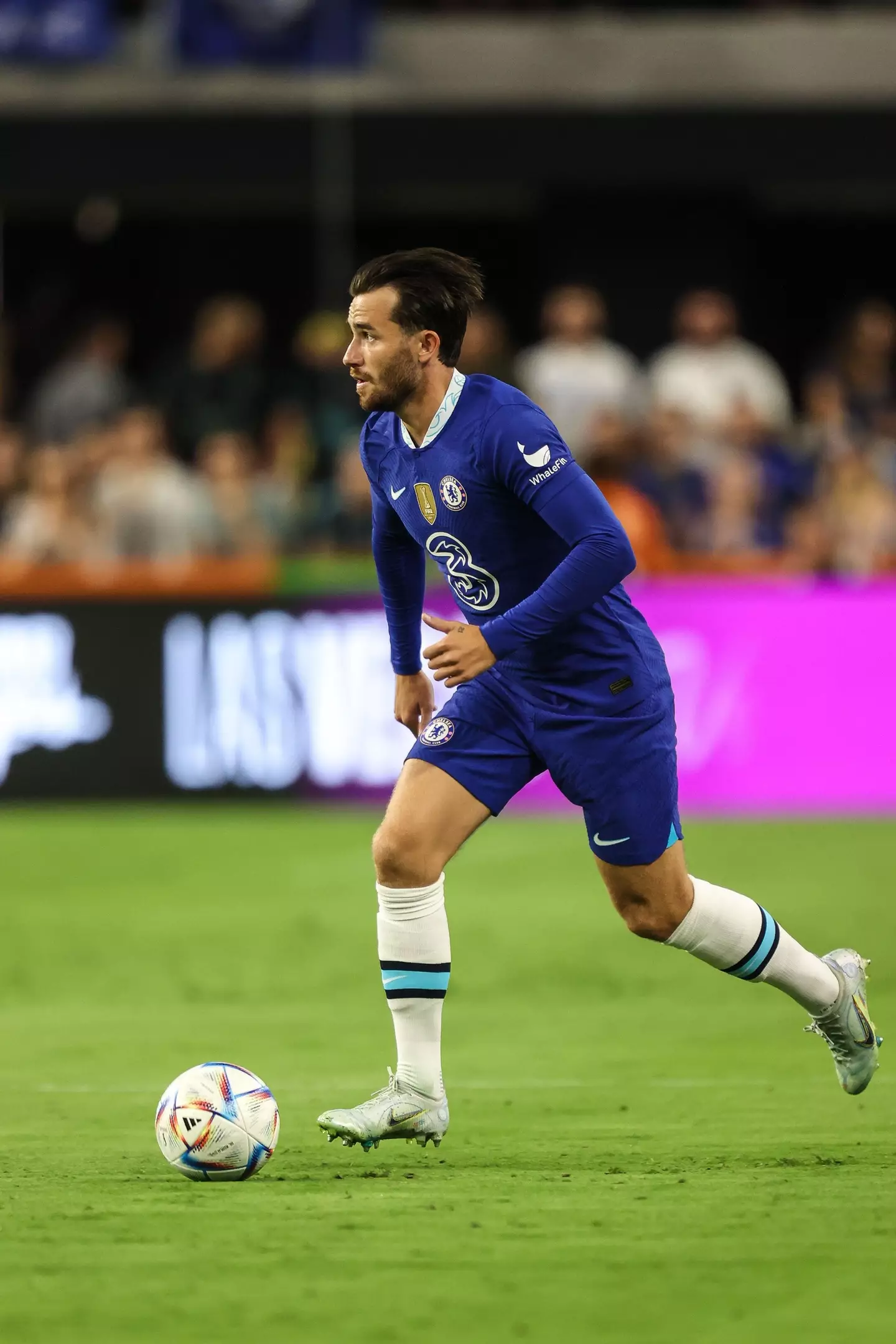 Chelsea FC defender Ben Chilwell (21) dribbles the ball during the FC Clash of Nations 2022 match featuring Chelsea FC vs Club America. (Alamy)