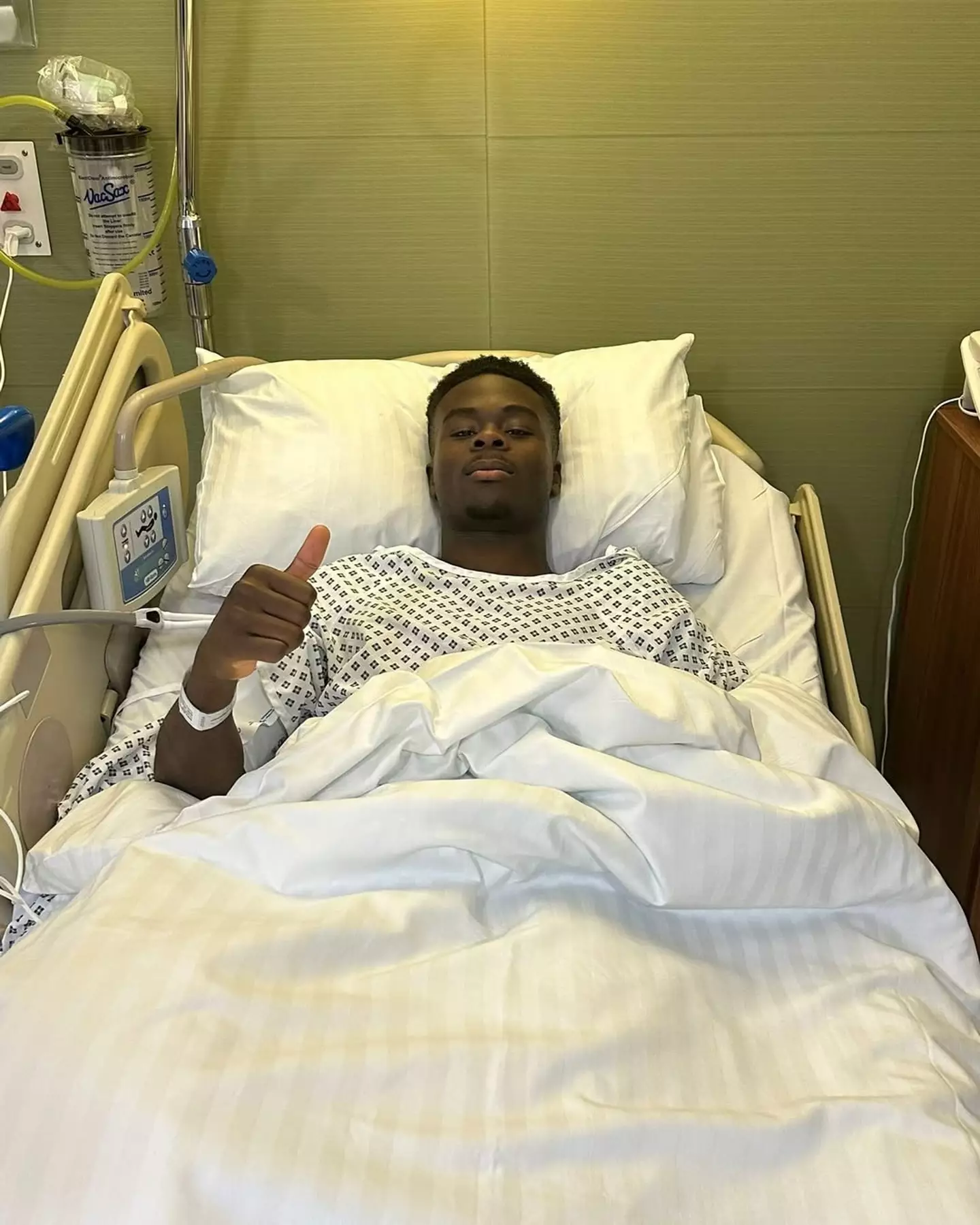 Bukayo Saka shared a picture of him after his operation. Image: Instagram/@bukayosaka87