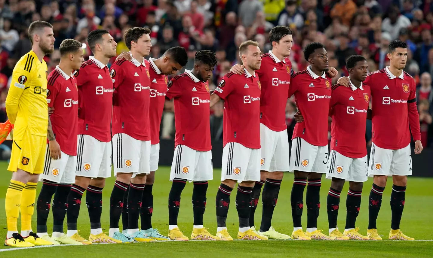 Manchester United players pay their respects to Queen Elizabeth II. (Alamy)
