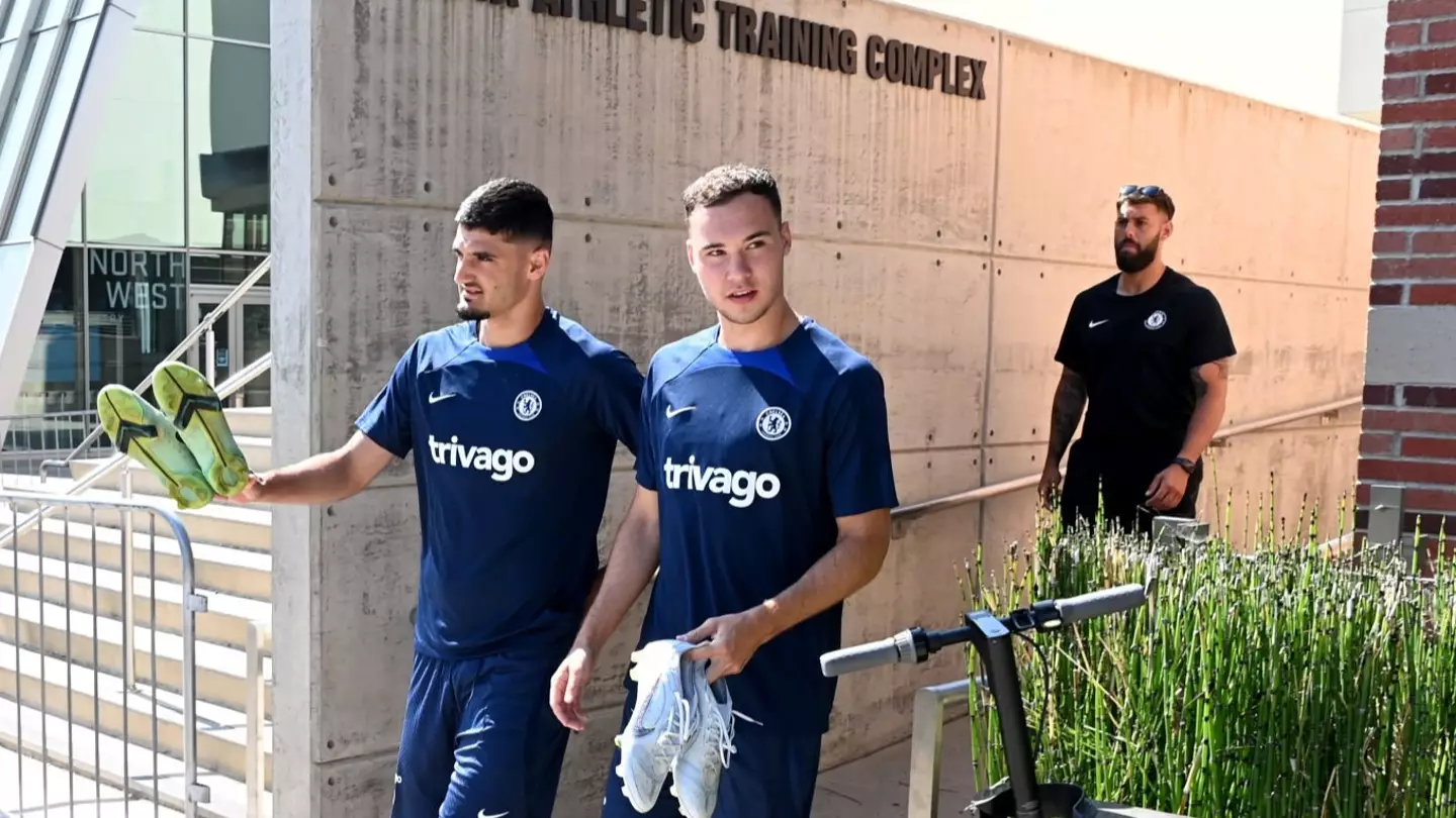 Armando Broja and Harvey Vale walking out to training in LA. (Chelsea FC)