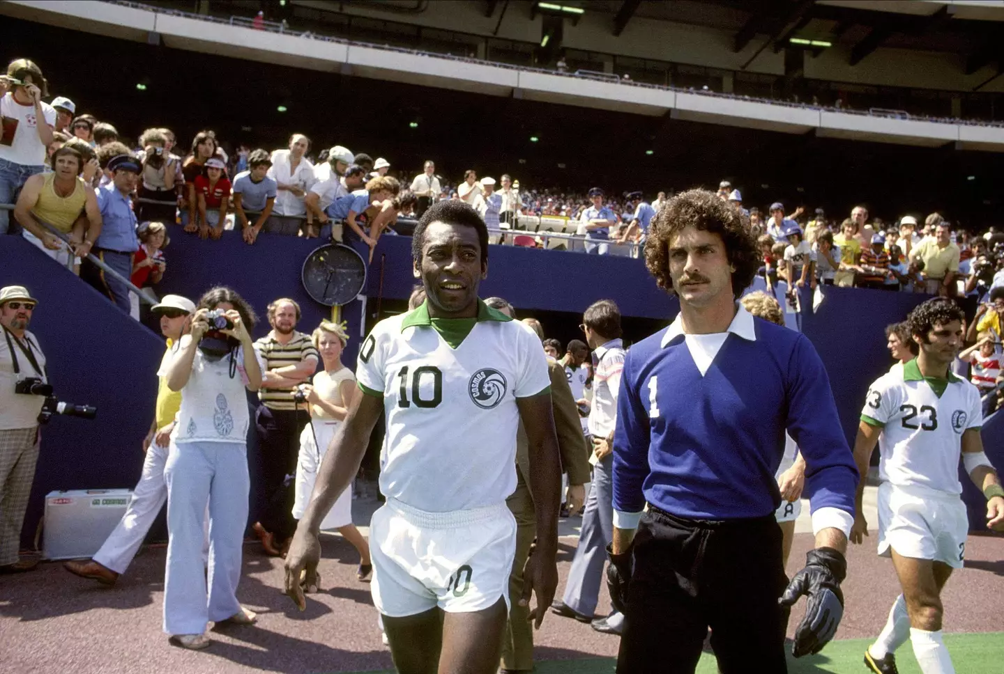 Pele leads out the New York Cosmos. Image: Alamy