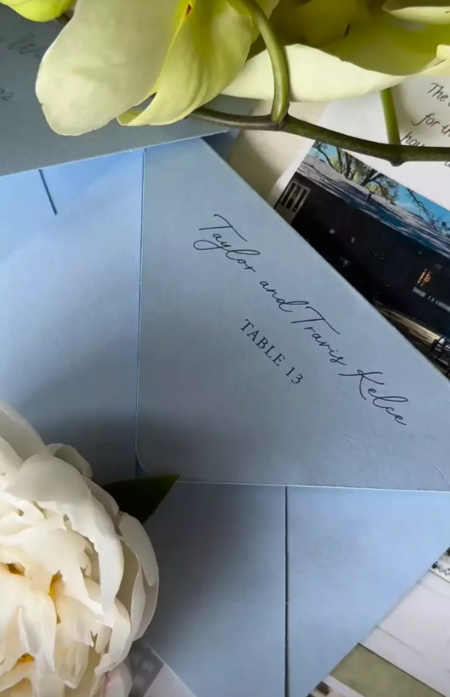 The wedding invitation in question (Credit:EllieStyled/Instagram)