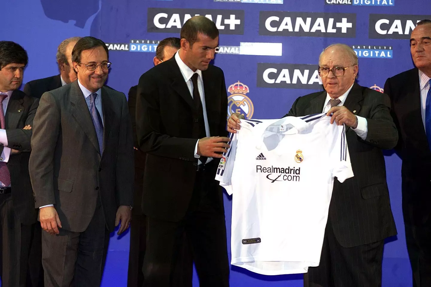 Zinedine Zidane is presented with his shirt by Real Madrid president Florentino Perez and club legend Alfredo Di Stefano. Image credit: Getty