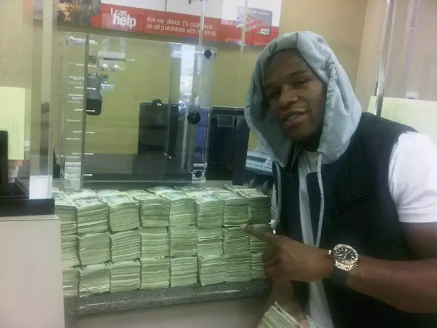 Floyd Mayweather poses with bundles of cash. Image: X/@FloydMayweather