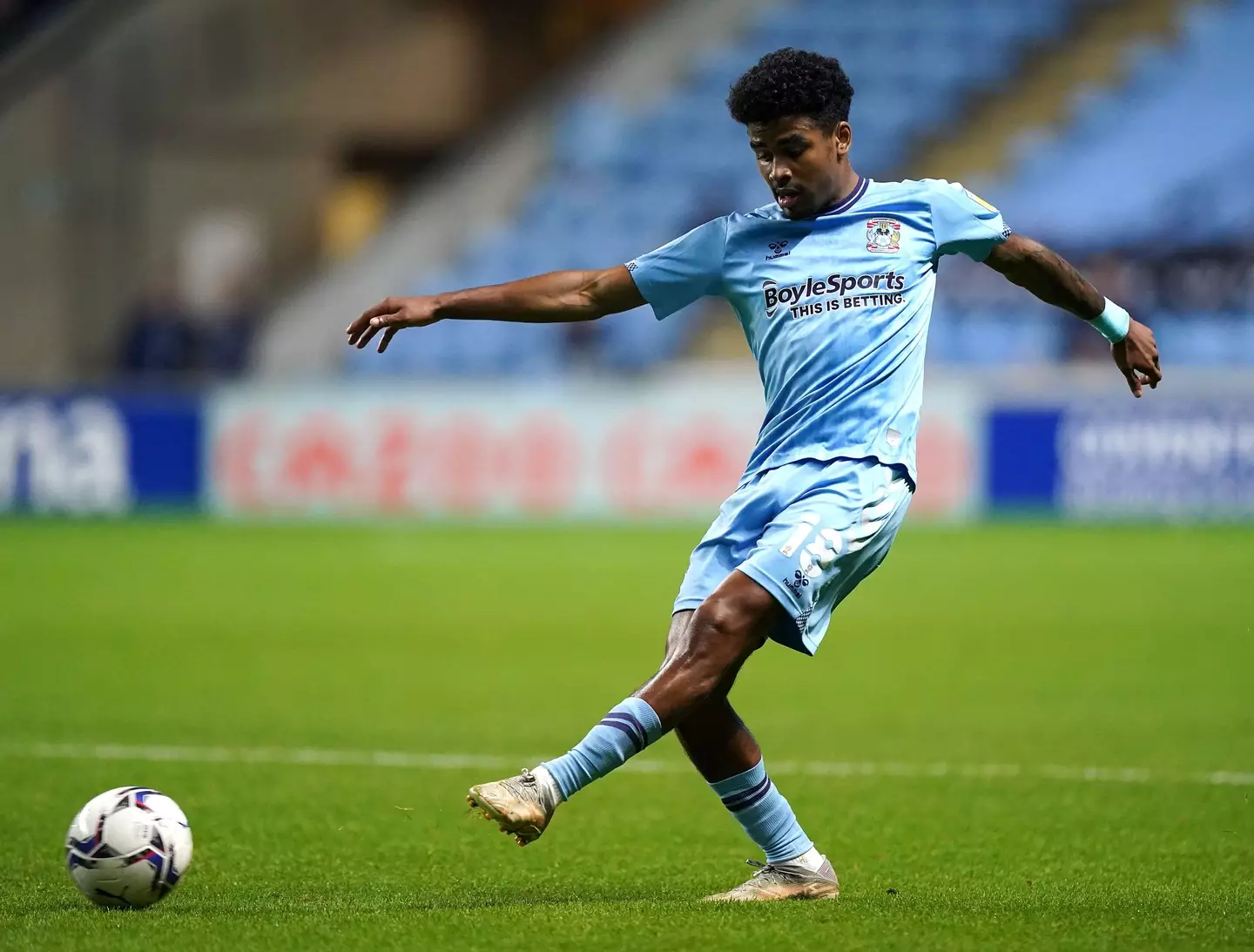 Ian Maatsen featuring for Coventry City on loan from Chelsea. (Alamy)