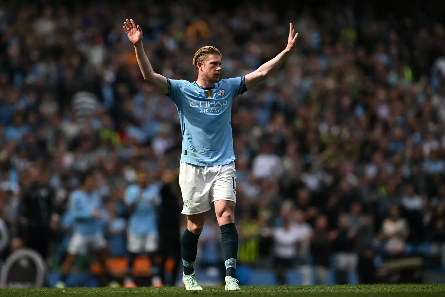 Kevin De Bruyne waves to the Etihad crowd following his substitution. Image: Getty