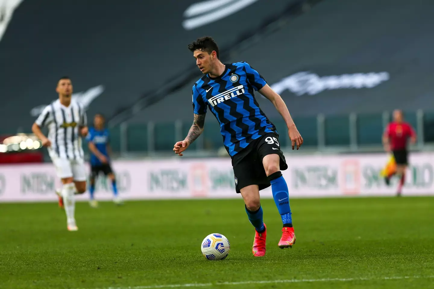 Alessandro Bastoni on the ball against Juventus for Inter. (Alamy)