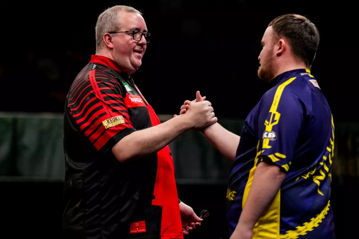 Luke Littler and Stephen Bunting shake hands. Image: Getty