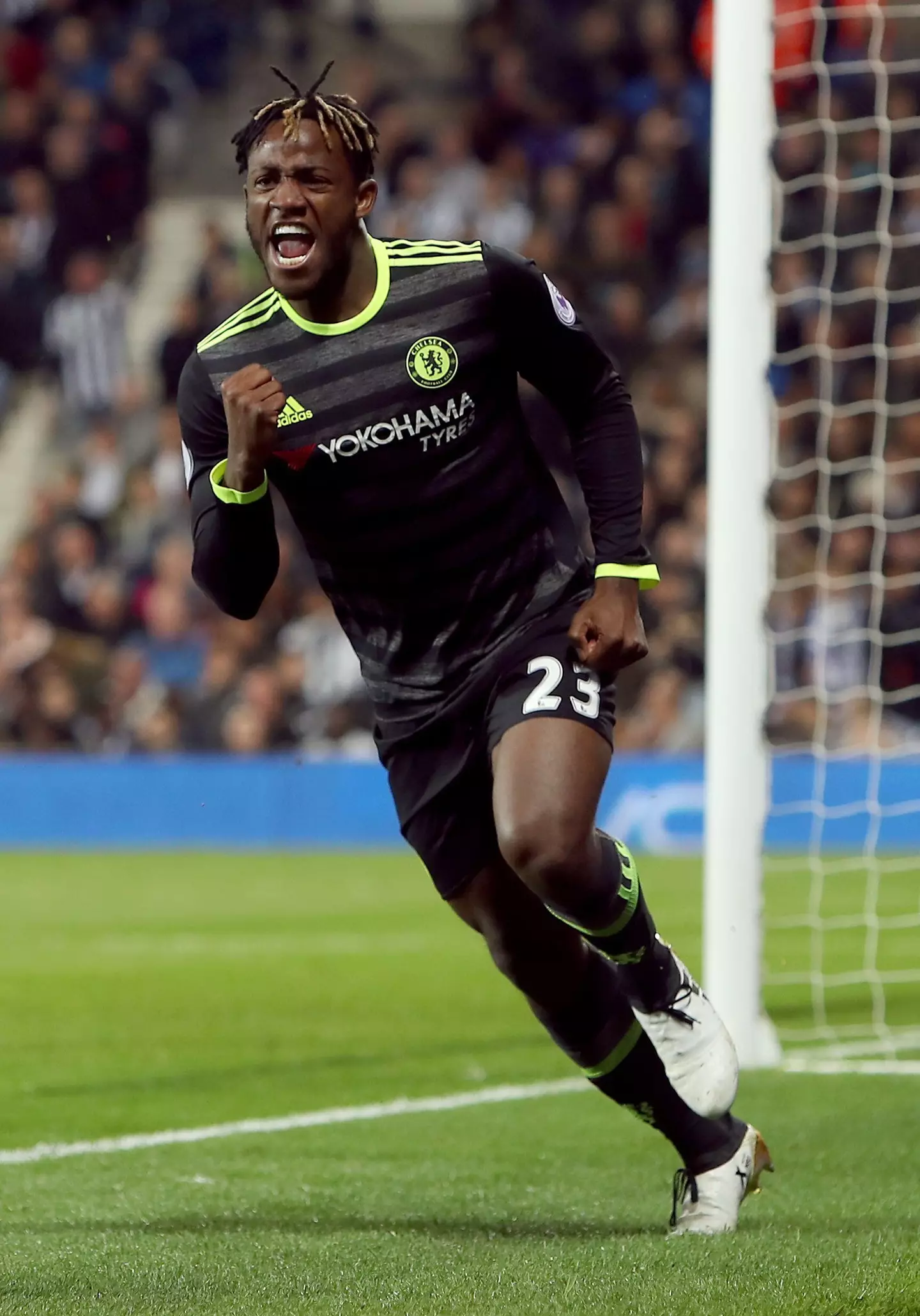 Michy Batshuayi celebrating the goal to seal the Premier League title for Chelsea. (Alamy)