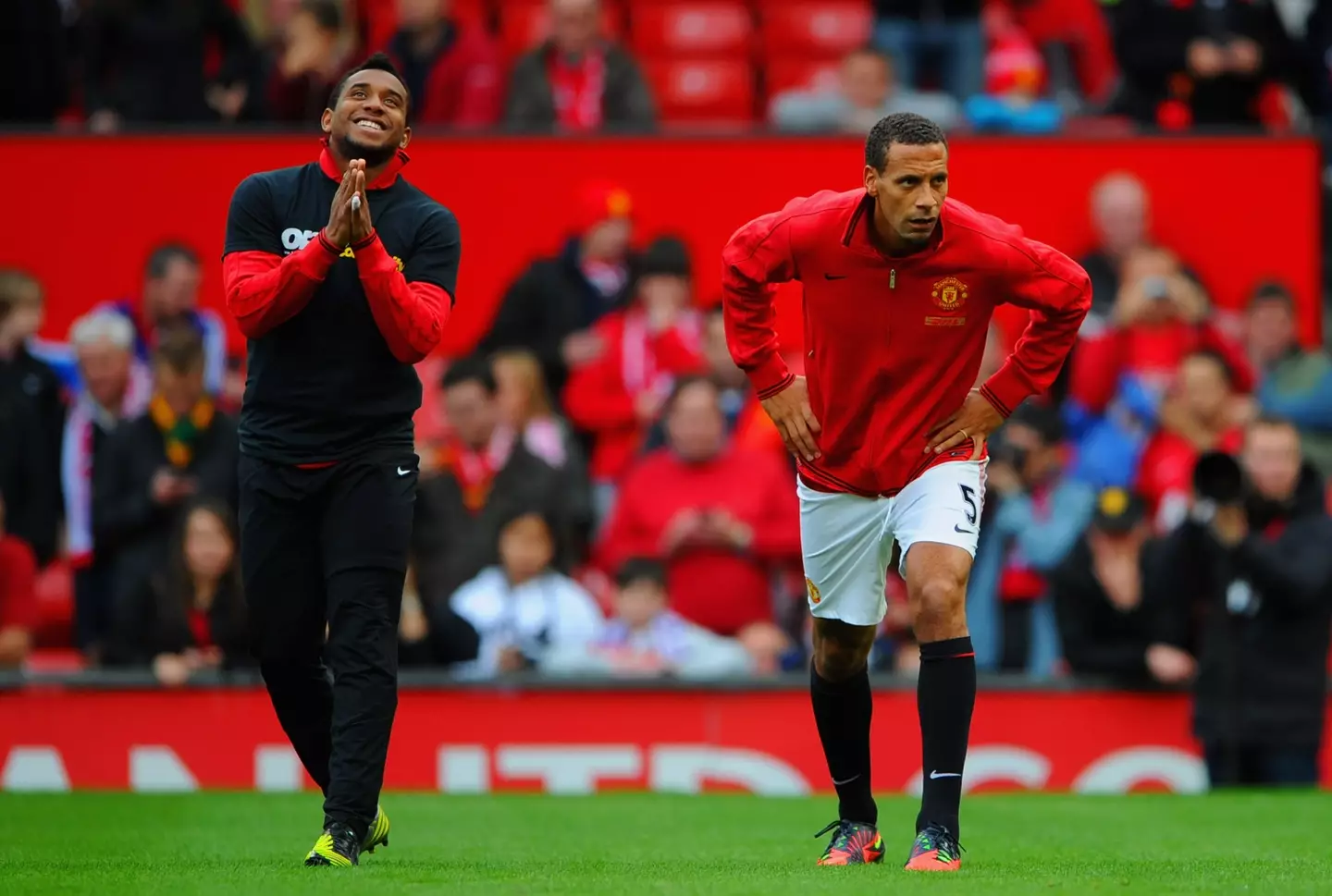 Ferdinand alongside Anderson, one of the United players who did wear the t-shirt. (Image