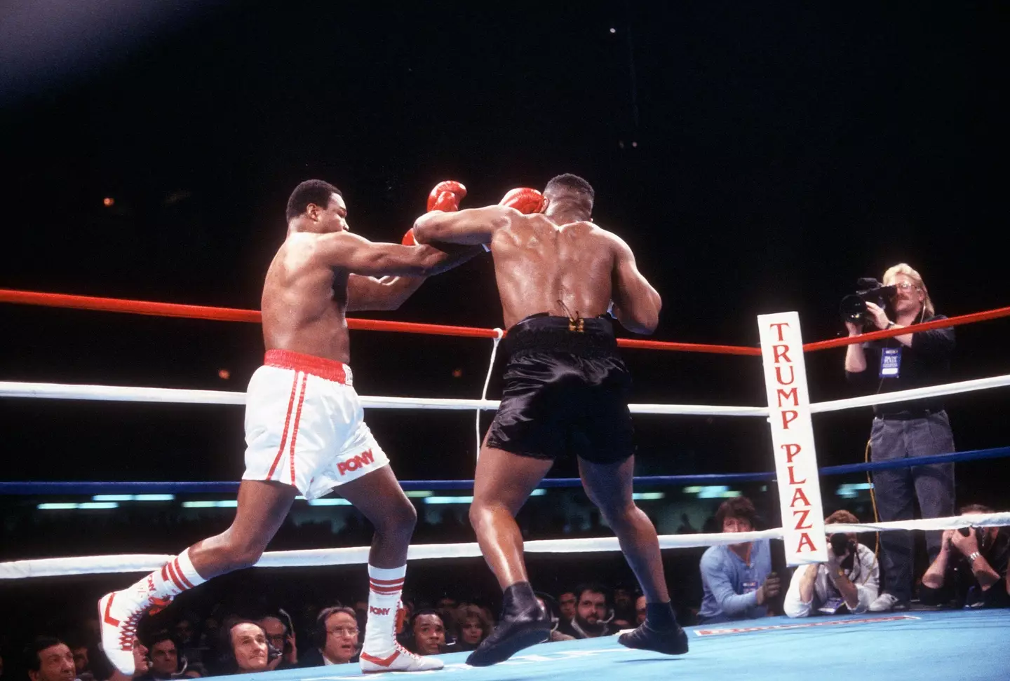 Larry Holmes and Mike Tyson fights for the WBA, WBC and IBF heavyweight tittle on January 22, 1988. Image credit: Getty