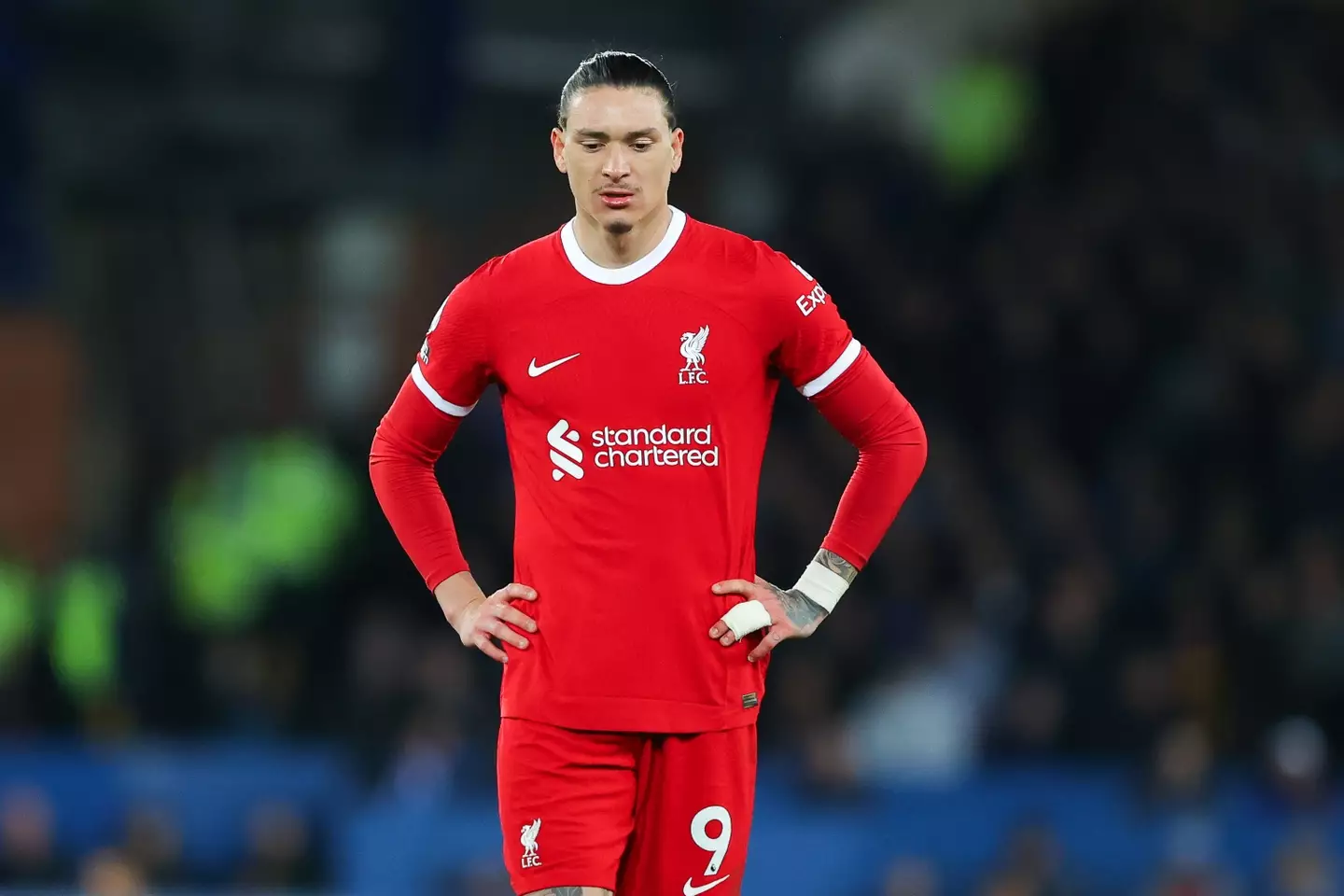 Darwin Nunez cuts a dejected figure during Everton vs. Liverpool. Image: Getty