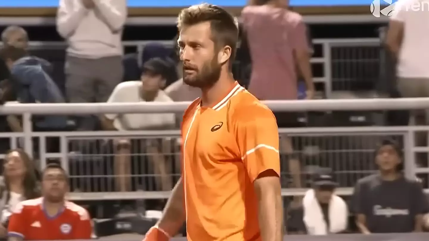 Tennis star Corentin Moutet whistled by entire stadium for what he did seconds into one of 'the most bizarre and chaotic matches in history'
