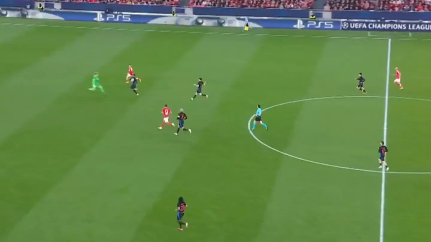 Barcelona concede one of the worst goals of the season against Benfica and fans can't believe what happened