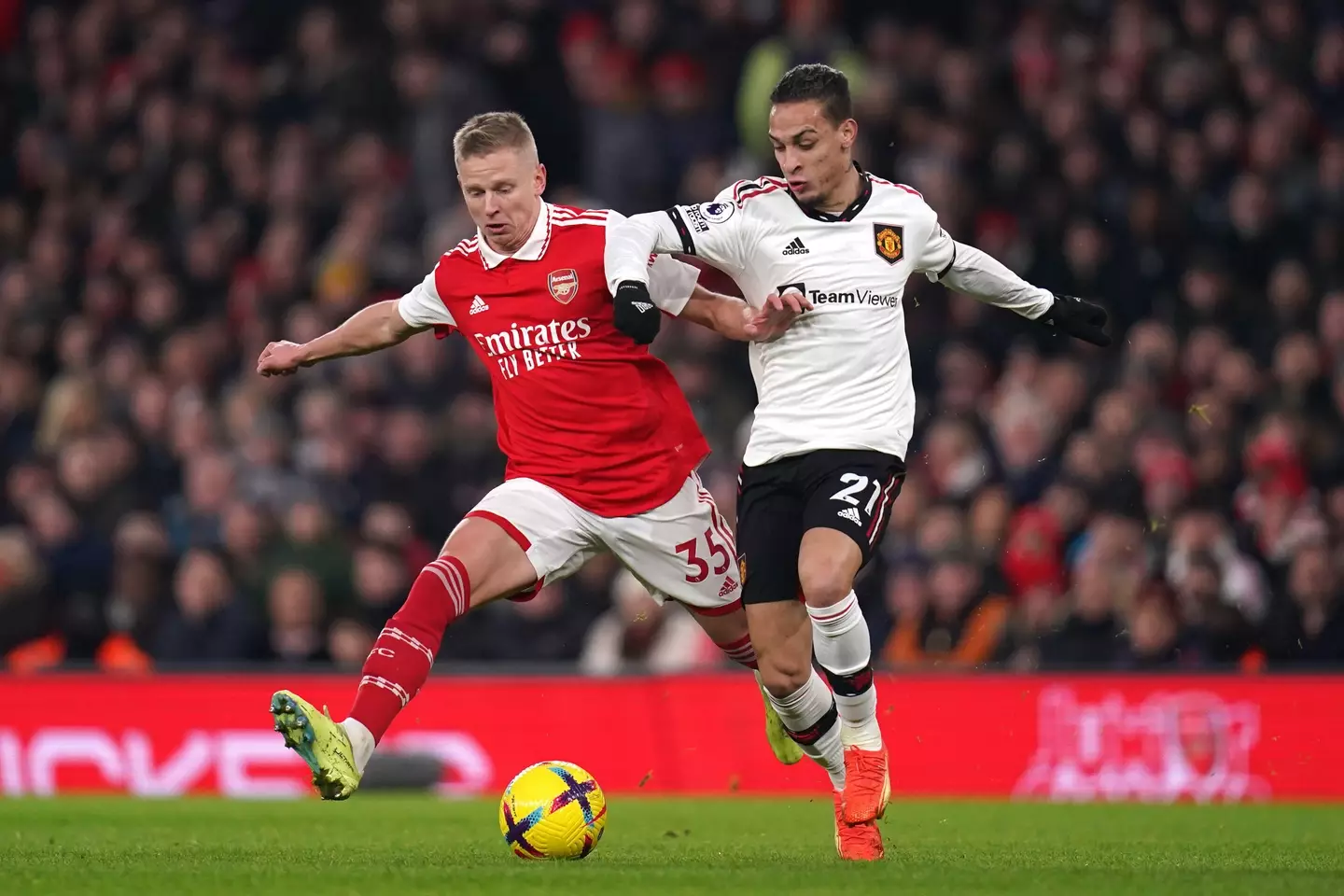 Antony duels with Oleksandr Zinchenko during Arsenal vs. Manchester United. Image: Alamy