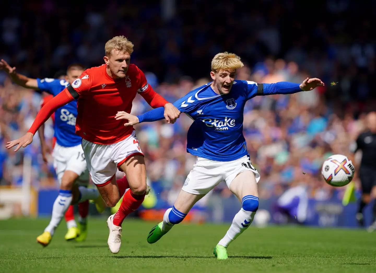 Anthony Gordon battles Nottingham Forest defender Joe Worrall. (Image