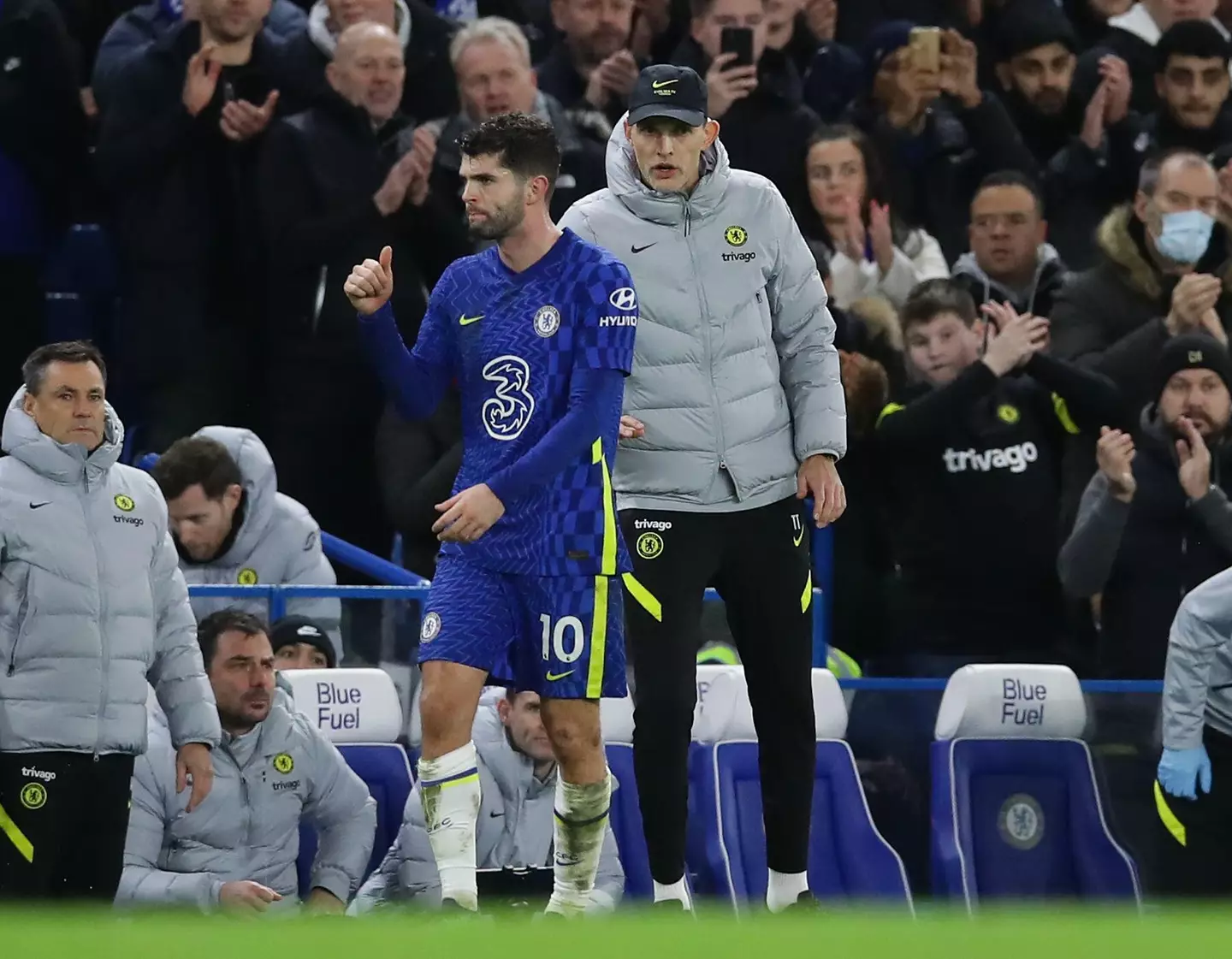 Thomas Tuchel instructs Christian Pulisic of Chelsea during a Premier League match. (Alamy)