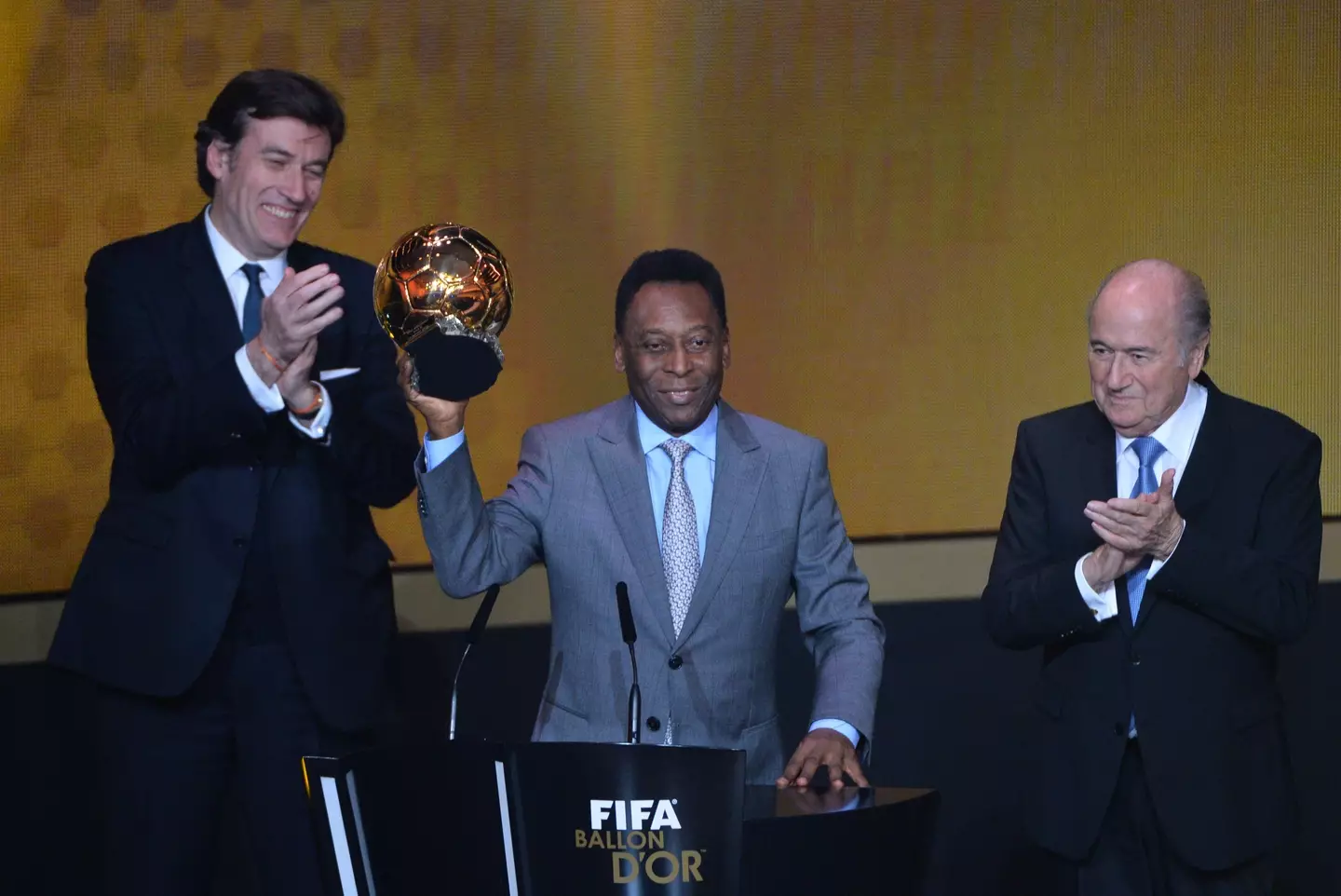 2 cầu thủ duy nhất giành Quả bóng Vàng danh dự 2 Pele was awarded the Ballon d'Or Prix d'Honneur. Image: Getty