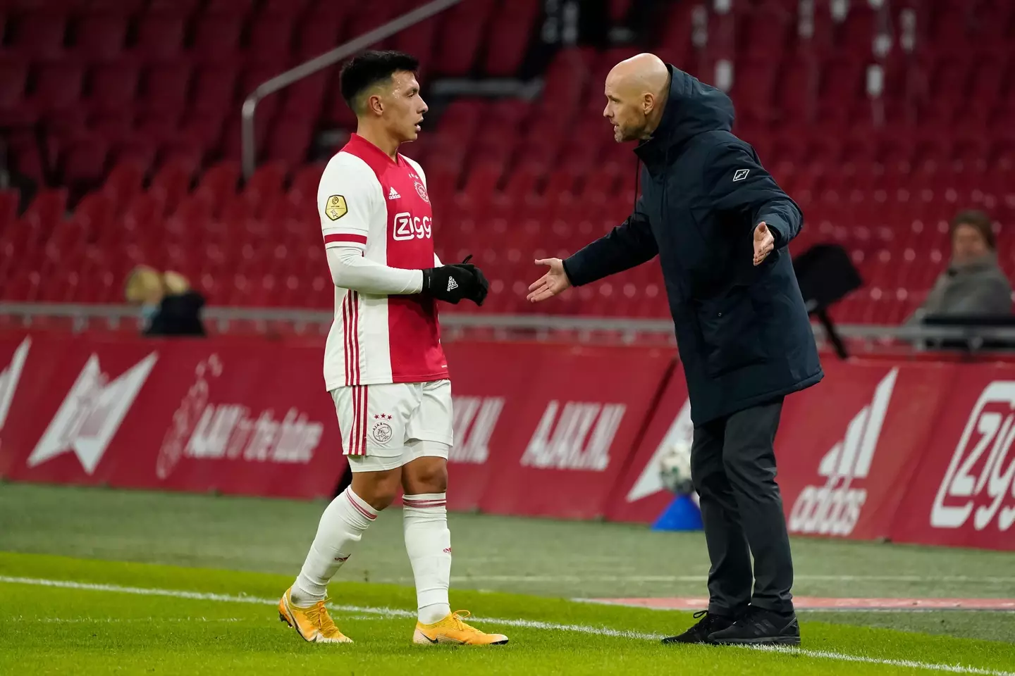 Lisandro Martinez and Erik ten Hag. (Alamy)